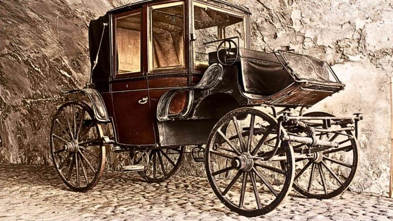 This is the image of a 1700s carriage